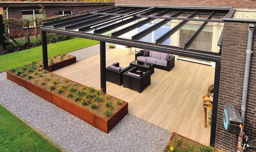 Pergola en aluminium sur terrasse en bois avec salon de jardin