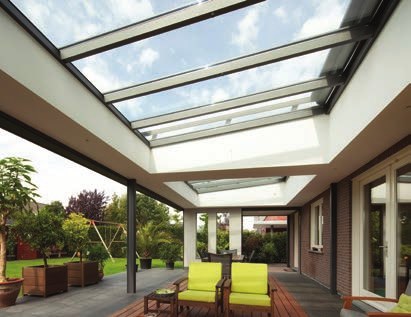 Terrasse couverte par une toiture vitrée blanche