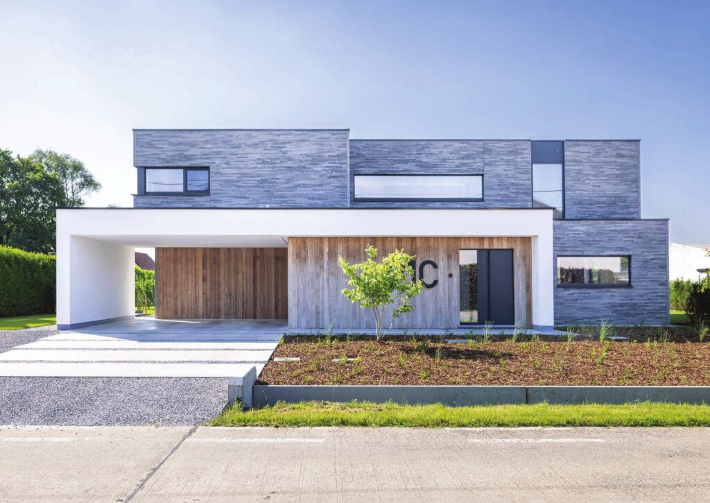 Maison contemporaine avec grandes fenêtres et garage en bois