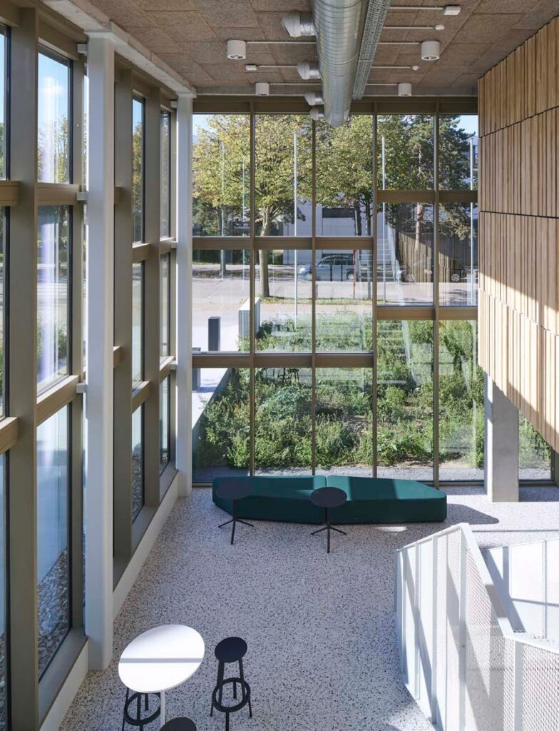 Grande surface vitrée toute hauteur avec structure en bois