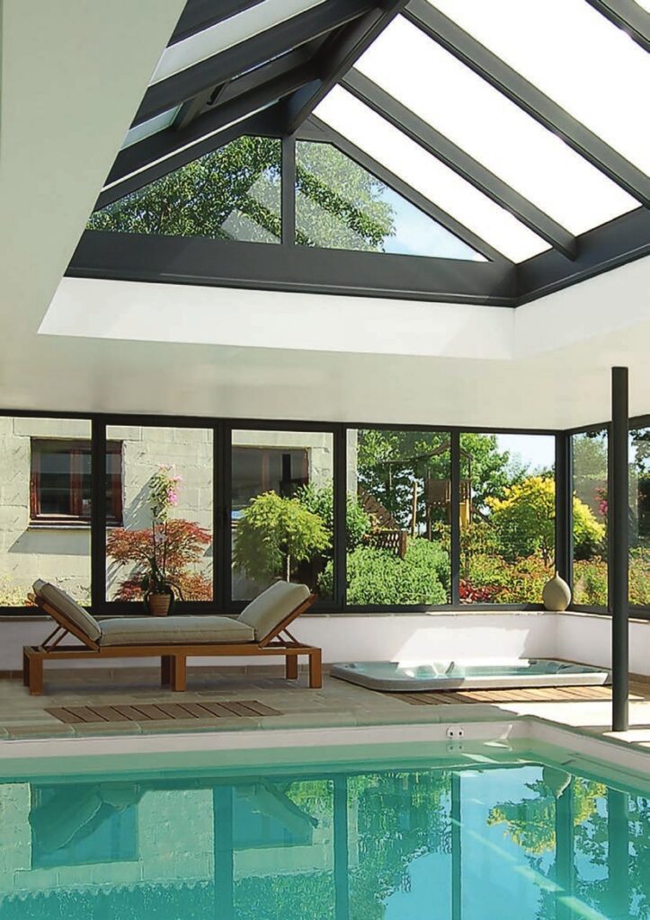 Extension vitrée vue de l’intérieur, ouverte sur le jardin