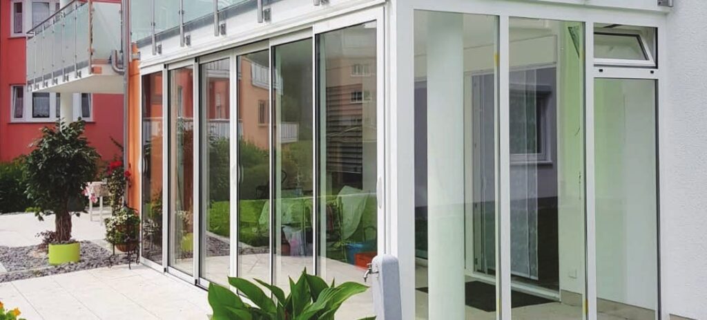 Baies coulissantes vues depuis le jardin