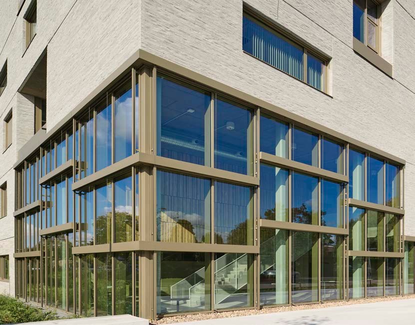 Immeuble équipé de châssis bois-aluminium