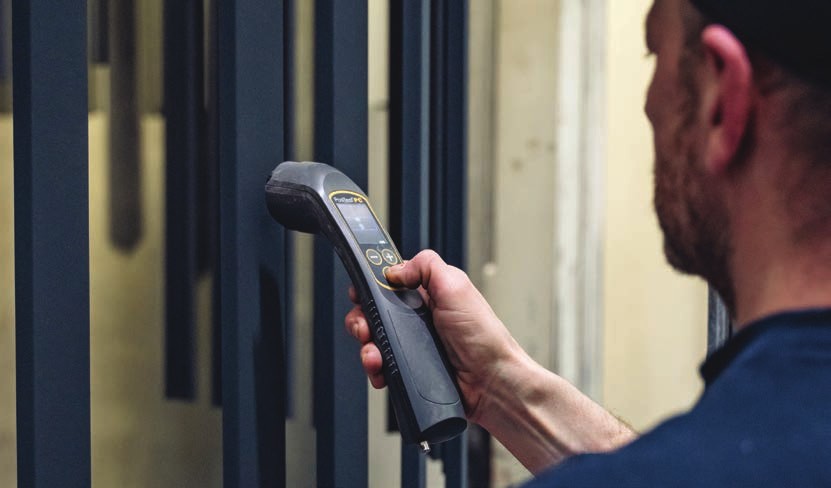 Technicien Wintech réglant la poignée d’une porte