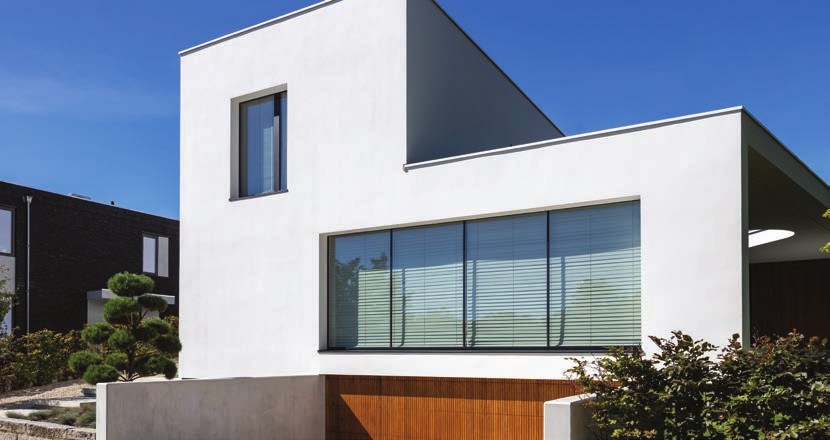 Maison blanche moderne avec fenêtres en aluminium